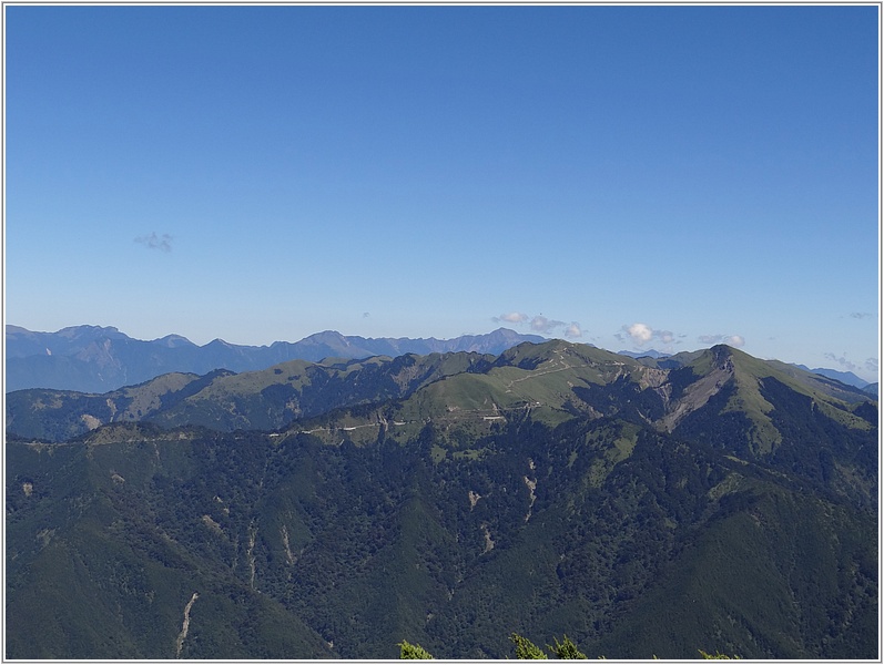 2014-09-29 10-10-35山頂看西北方的合歡山及雪山山脈.JPG